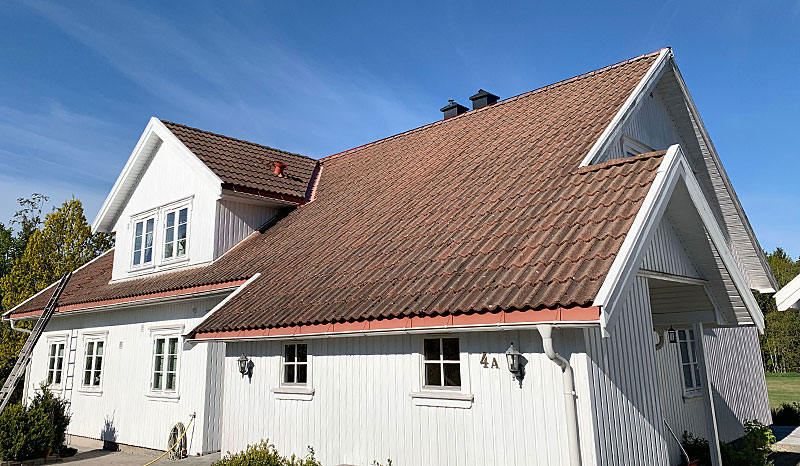 impregnering-takstein-foer-wergeland Eksempel på takstein før takvask, impregnering og takfornying