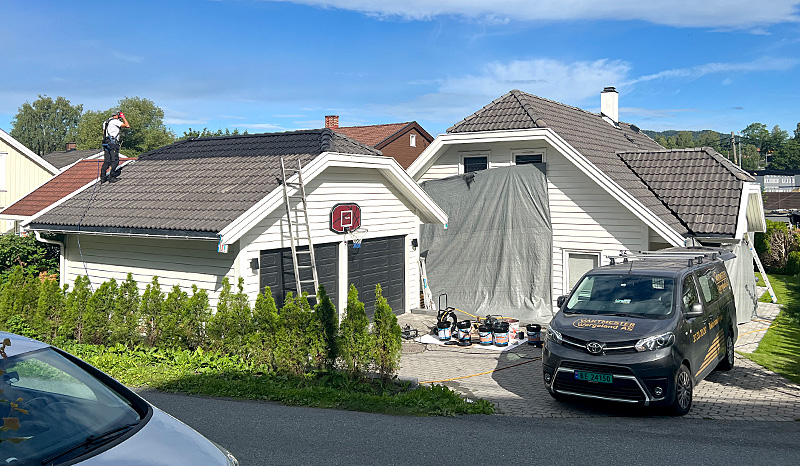 Eksempel på takstein før takvask, maling av takstein og takfornying