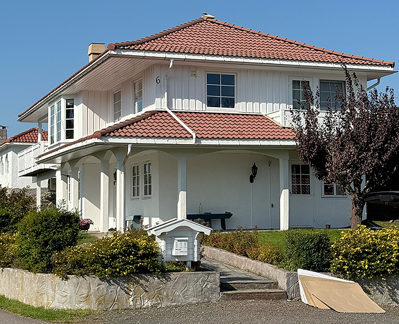 maling-av-takstein-foer-takbehandling-2 Eksempel på takstein før takvask, maling av takstein og takfornying