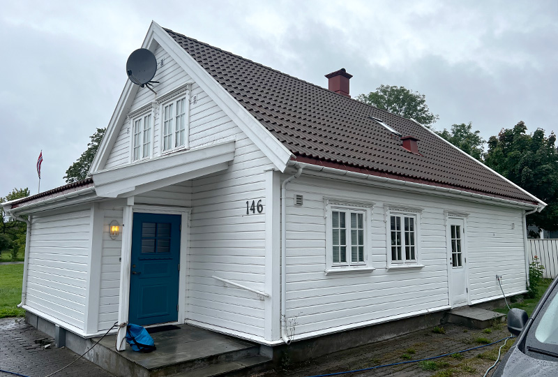 rengjoering-av-tak-foer-impregnering-av-takstein-3 Eksempel på takstein før og etter takvask, impregnering og takfornying