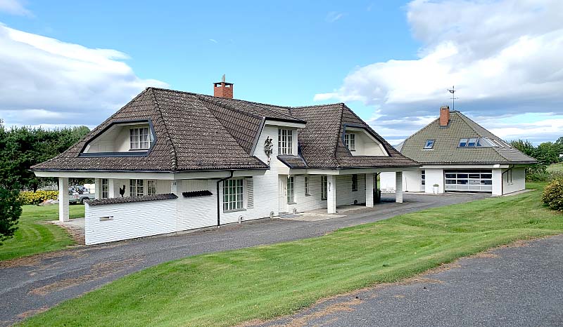 Eksempel på takstein før takvask, maling av takstein og takfornying